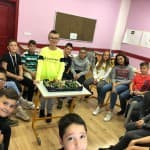 Gjatë orës së historisë, nxënësi i klasës së gjashtë Lurni Ejupi prezantoi punimin e tij me temë: Koha e gurit