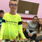 Gjatë orës së historisë, nxënësi i klasës së gjashtë Lurni Ejupi prezantoi punimin e tij me temë: Koha e gurit