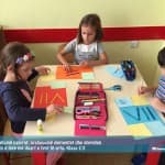 Nxënësit dallojnë ngjyrat, krahasojnë elementet dhe shprehin kreativitetin e tyre me duart e tyre të arta