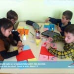 Nxënësit dallojnë ngjyrat, krahasojnë elementet dhe shprehin kreativitetin e tyre me duart e tyre të arta