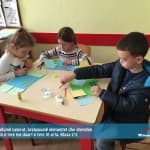 Nxënësit dallojnë ngjyrat, krahasojnë elementet dhe shprehin kreativitetin e tyre me duart e tyre të arta