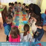 Nxënësit dallojnë ngjyrat, krahasojnë elementet dhe shprehin kreativitetin e tyre me duart e tyre të arta