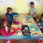 Nxënësit dallojnë ngjyrat, krahasojnë elementet dhe shprehin kreativitetin e tyre me duart e tyre të arta