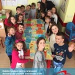 Nxënësit dallojnë ngjyrat, krahasojnë elementet dhe shprehin kreativitetin e tyre me duart e tyre të arta