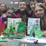 Nxënësit e klasave të treta, të katërta dhe të pesta, për festat e fundvitit, punuan kartolina në të cilat shkruan dëshirat më të ngrohta për më të dashurit e tyre.