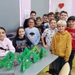 Nxënësit e klasave të treta, të katërta dhe të pesta, për festat e fundvitit, punuan kartolina në të cilat shkruan dëshirat më të ngrohta për më të dashurit e tyre.