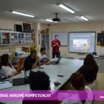 SFIDAT DHE PËRPARËSITË E MËSIMDHËNËSVE TË RINJ