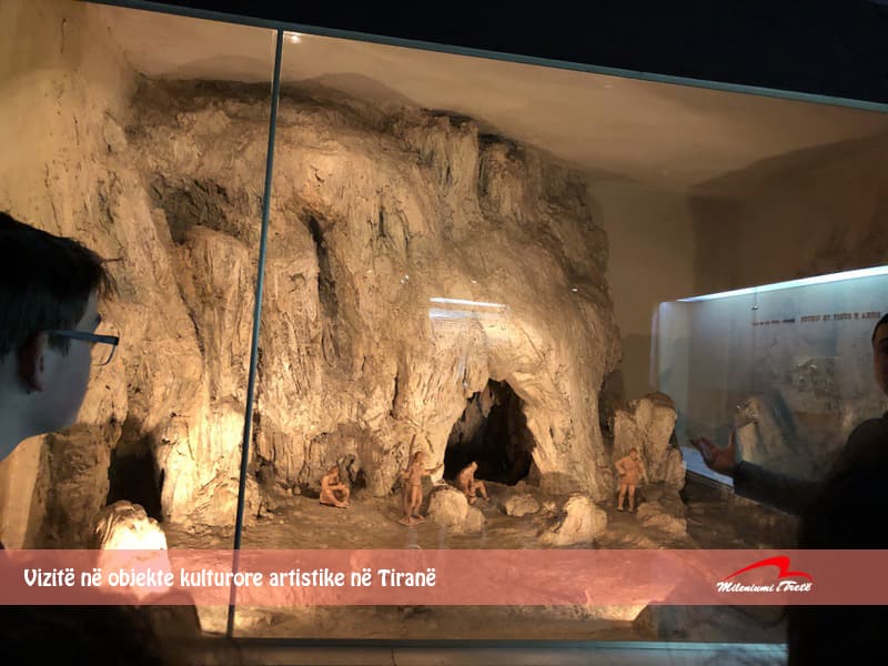 Vizitë në objekte kulturore artistike në Tiranë